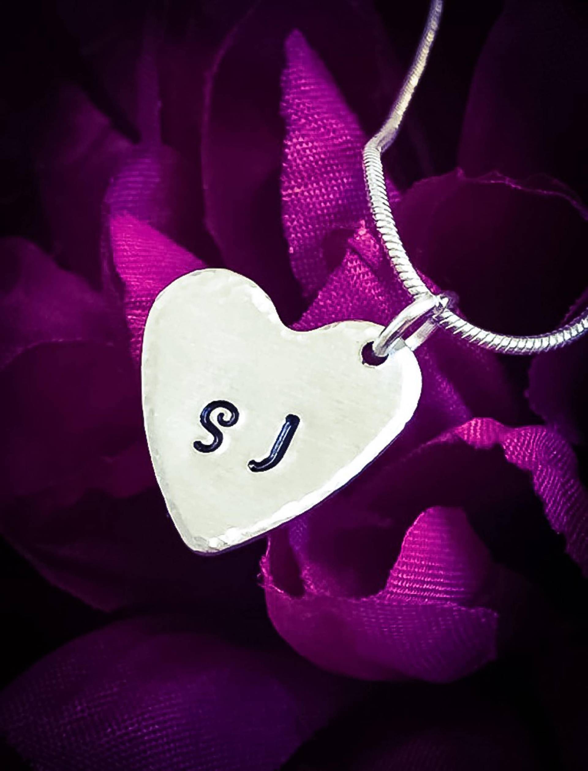 Handgestempelter Herz Anhänger Benutzerdefinierte Monogramm Halskette Handgestempelter Herz Anhänger Benutzerdefinierte Monogramm Halskette von BlossomWitchUK