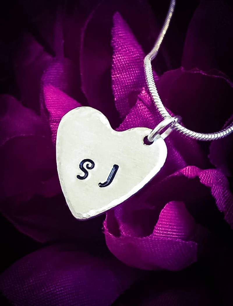 Handgestempelter Herz Anhänger Benutzerdefinierte Monogramm Halskette Handgestempelter Herz Anhänger Benutzerdefinierte Monogramm Halskette von BlossomWitchUK