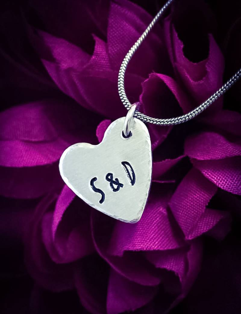 Handgestempelter Herz Anhänger Benutzerdefinierte Monogramm Halskette Handgestempelter Herz Anhänger Benutzerdefinierte Monogramm Halskette von BlossomWitchUK