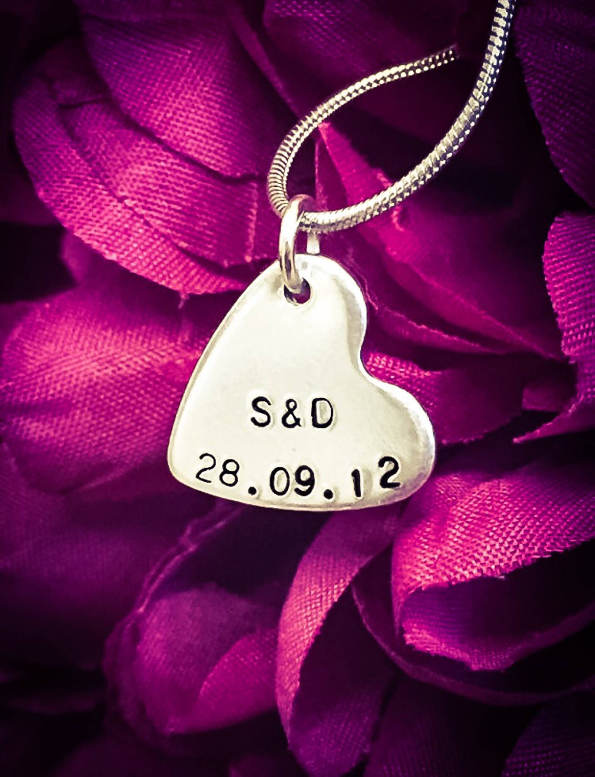Personalisierte Anfangsdatum Herz Halskette Hand Gestempelt Aluminium Anhänger Personalisierte Anfangsdatum Herz Halskette Hand Gestempelt Aluminium Anhänger von BlossomWitchUK