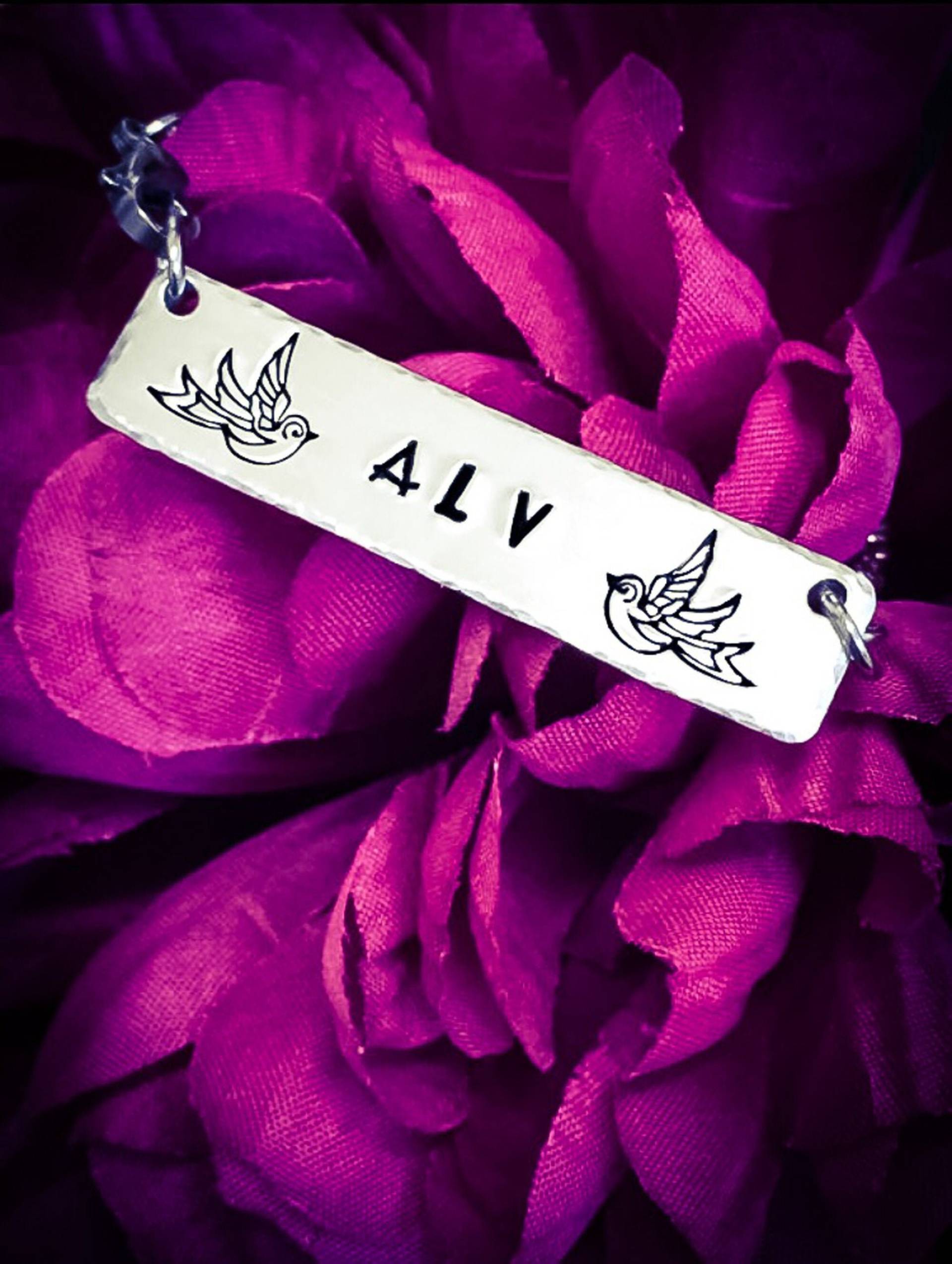 Personalisierte Schwalbe Initial Halskette Hand Gestempelt Monogramm Anhänger Personalisierte Schwalbe Initial Halskette Hand Gestempelt Monogramm Anhänger von BlossomWitchUK