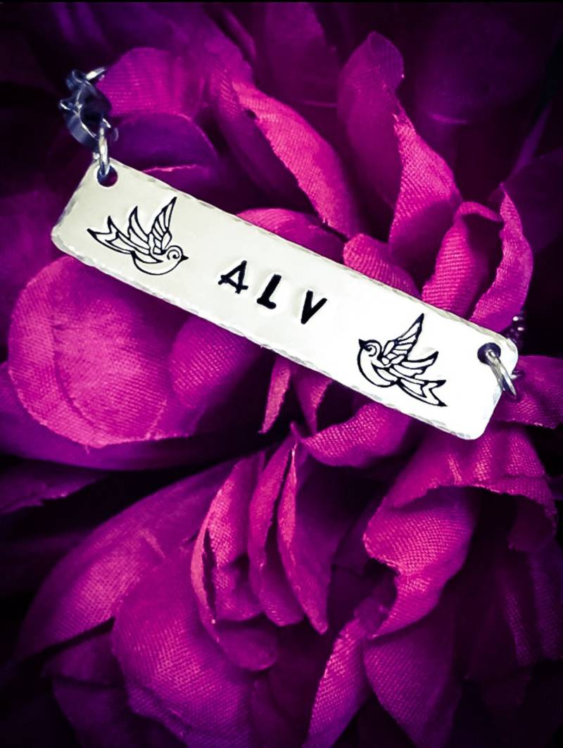 Personalisierte Schwalbe Initial Halskette Hand Gestempelt Monogramm Anhänger Personalisierte Schwalbe Initial Halskette Hand Gestempelt Monogramm Anhänger von BlossomWitchUK