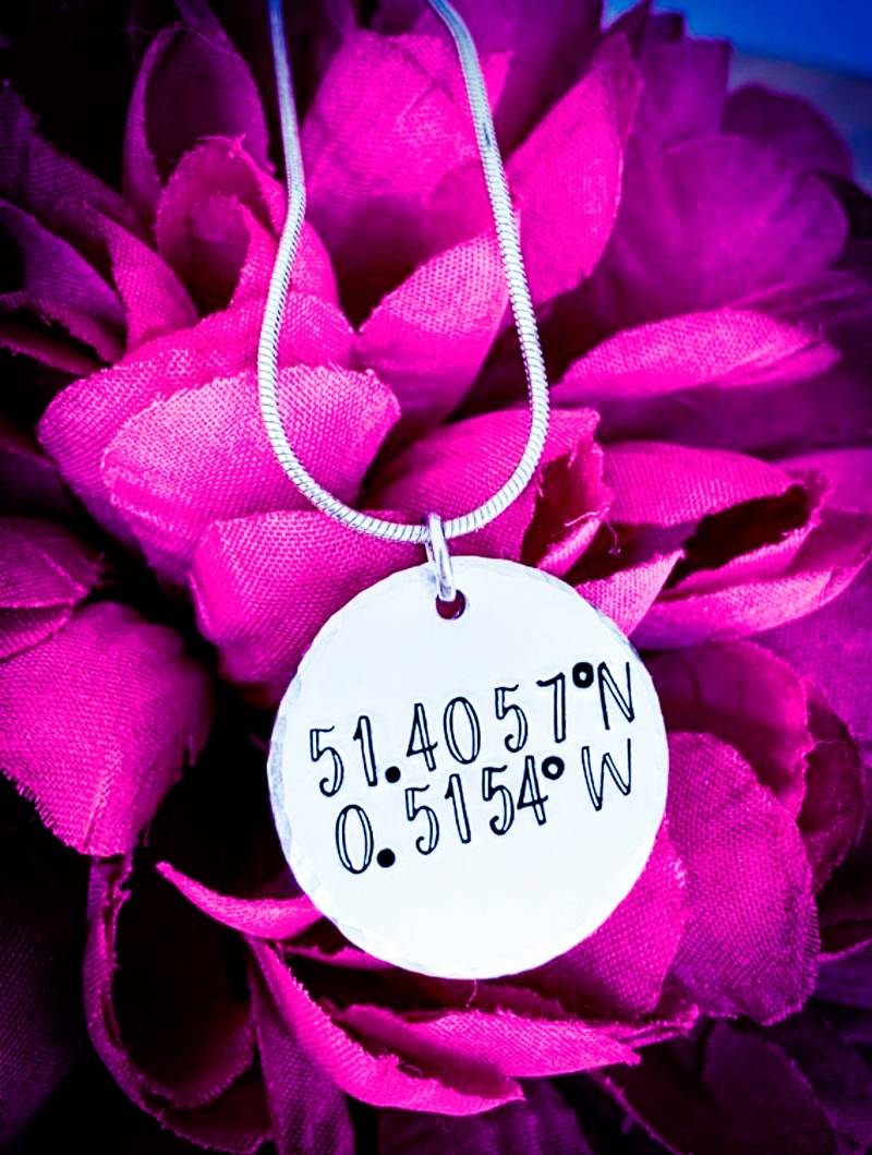 Personalisierte Koordinaten Halskette Hand Gestempelt Aluminium Anhänger Personalisierte Koordinaten Halskette Hand Gestempelt Aluminium Anhänger von BlossomWitchUK