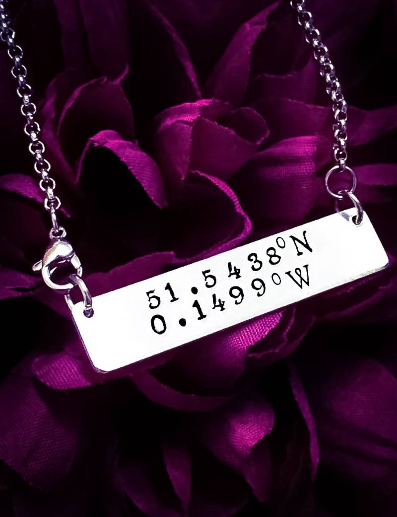 Personalisierte Koordinaten Halskette Hand Gestempelt Aluminium Breitengrad Länge Schmuck Personalisierte Koordinaten Halskette Hand Gestempelt Aluminium Breitengrad Länge Schmuck von BlossomWitchUK