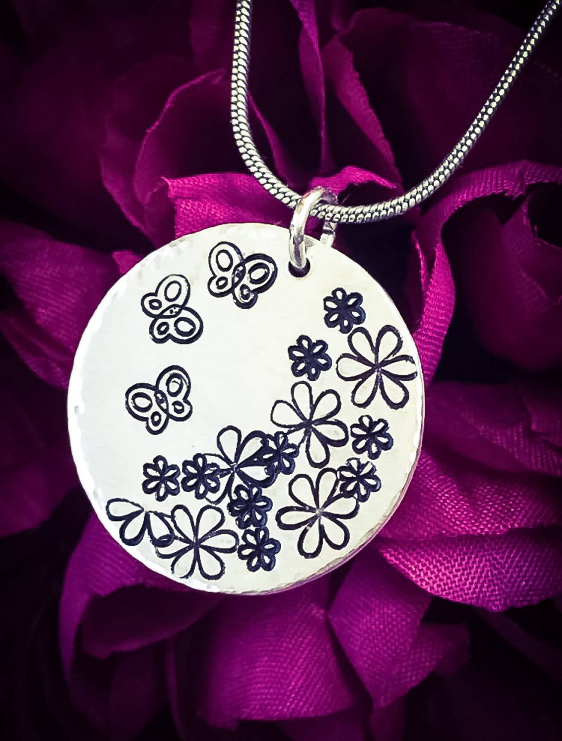 Hand Gestempelt Schmetterling Und Blumen Halskette Aluminium Anhänger Hand Gestempelt Schmetterling Und Blumen Halskette Aluminium Anhänger von BlossomWitchUK