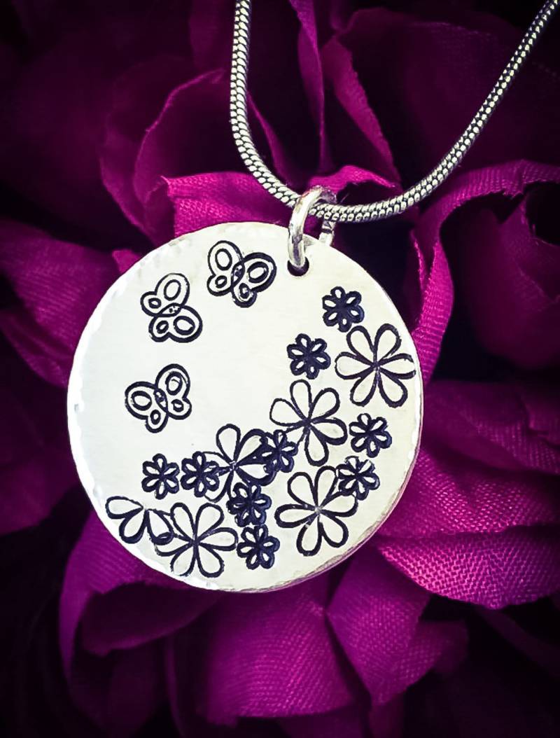 Hand Gestempelt Schmetterling Und Blumen Halskette Aluminium Anhänger Hand Gestempelt Schmetterling Und Blumen Halskette Aluminium Anhänger von BlossomWitchUK