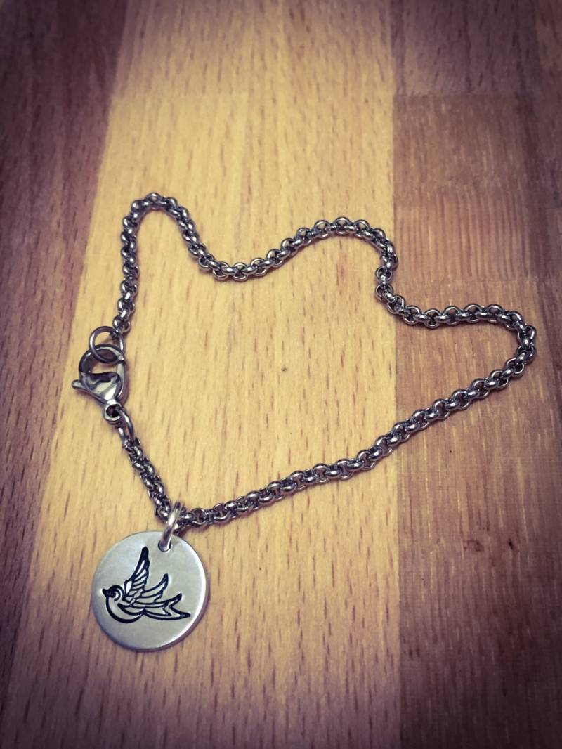 Handgestempeltes Schwalbenarmband Edelstahl-Rolo-Kette Handgestempeltes Schwalbenarmband Edelstahl-Rolo-Kette von BlossomWitchUK