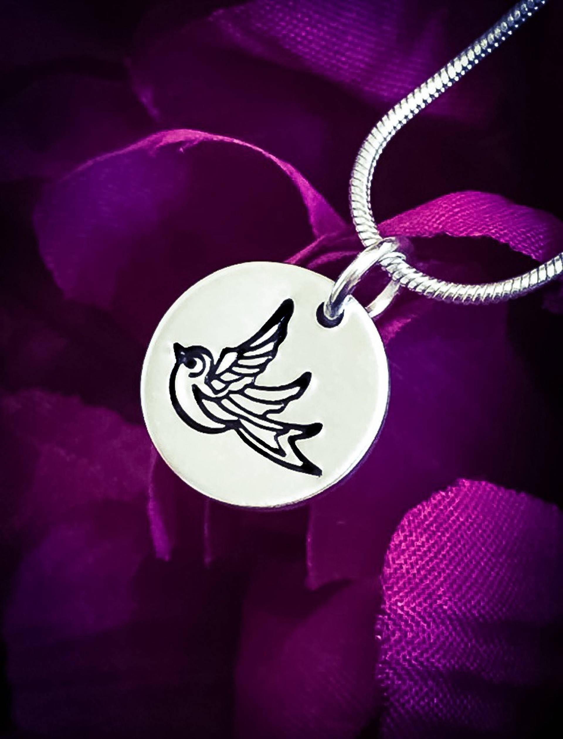 Hand Gestempelte Schwalbe Halskette Aluminium Vogel Anhänger, Edelstahlkette Hand Gestempelte Schwalbe Halskette Aluminium Vogel Anhänger, Edelstahlkette von BlossomWitchUK