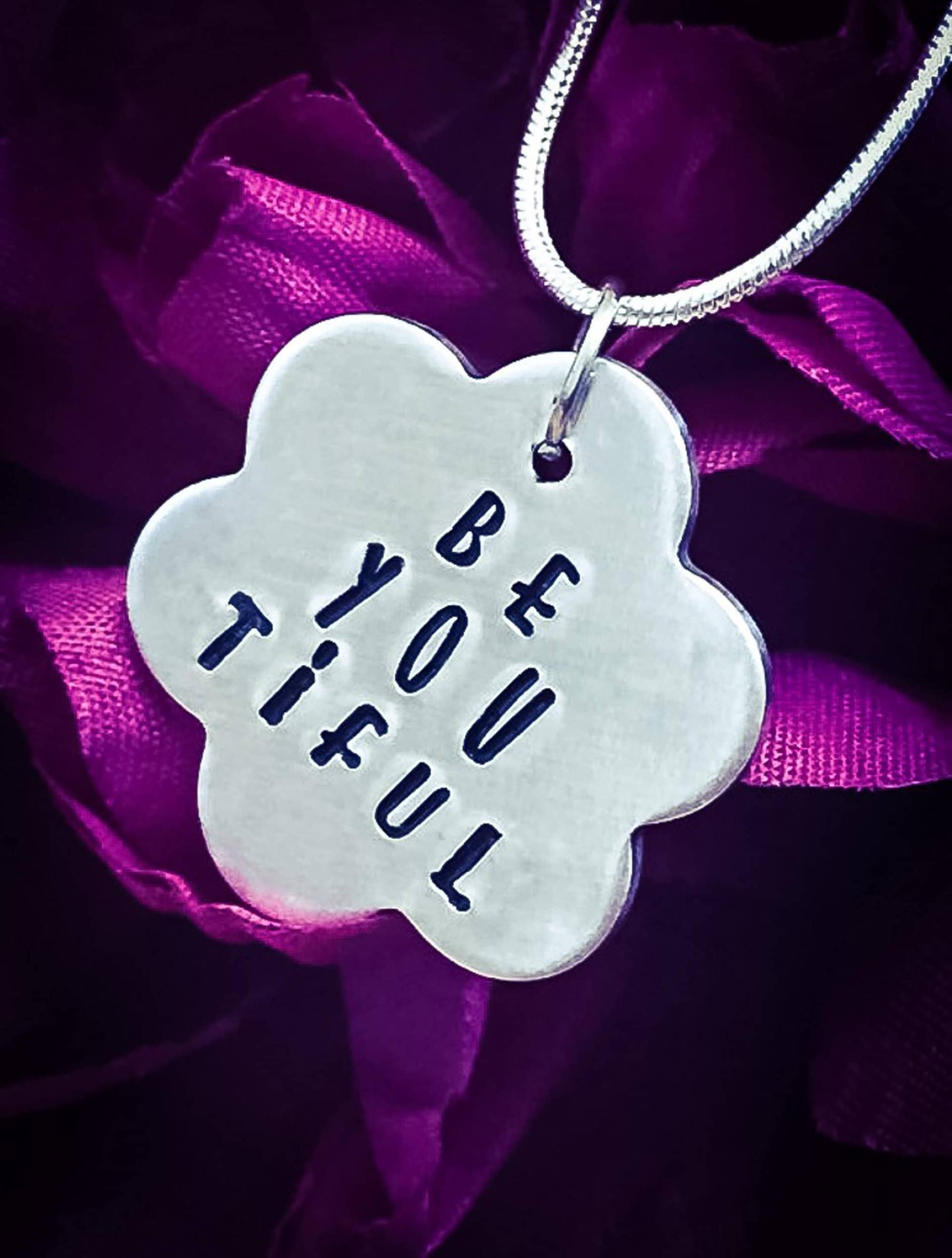 Be You Tiful Halskette Handgestempelter Blumenanhänger, Inspirationsschmuck Be You Tiful Halskette Handgestempelter Blumenanhänger, Inspirationsschmuck von BlossomWitchUK