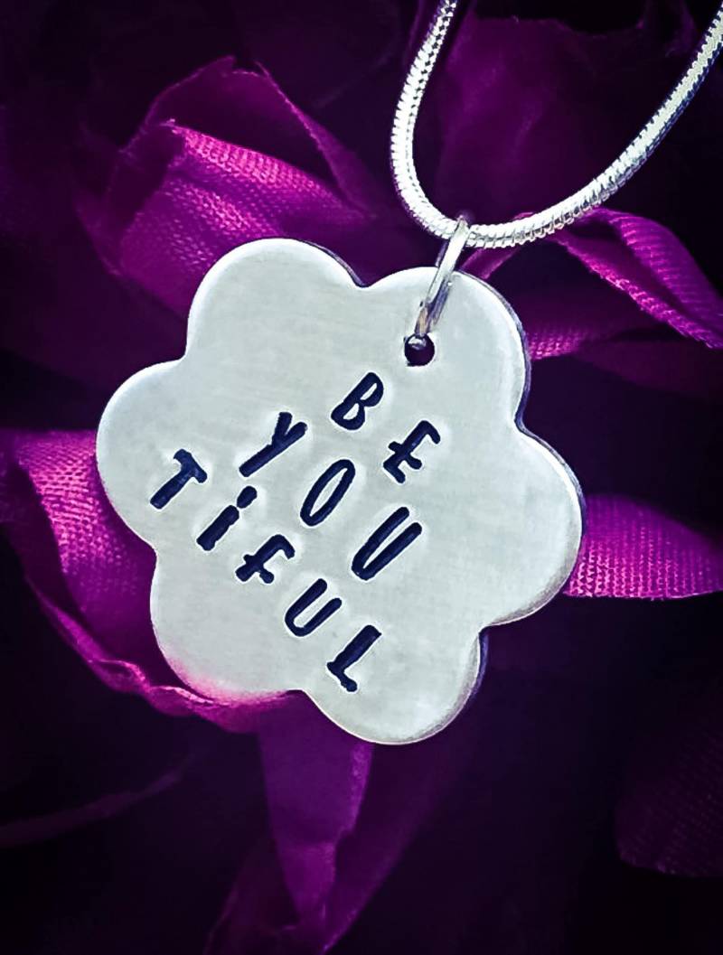 Be You Tiful Halskette Handgestempelter Blumenanhänger, Inspirationsschmuck Be You Tiful Halskette Handgestempelter Blumenanhänger, Inspirationsschmuck von BlossomWitchUK