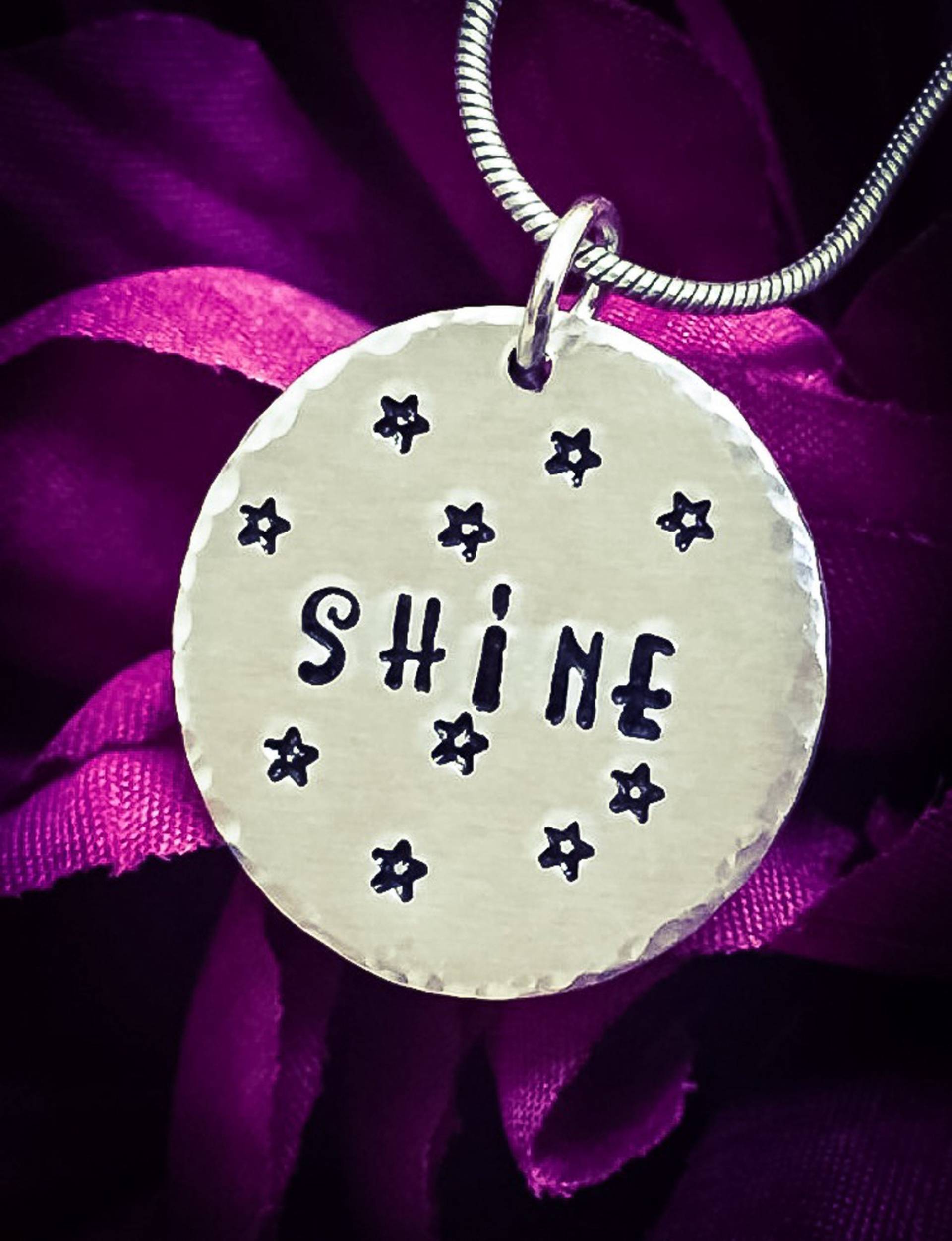 "Handgestempelte "Shine"-Halskette Stern-Aluminiumanhänger, Inspirational Schmuck" "Handgestempelte "Shine"-Halskette Stern-Aluminiumanhänger, Inspirational Schmuck" von BlossomWitchUK