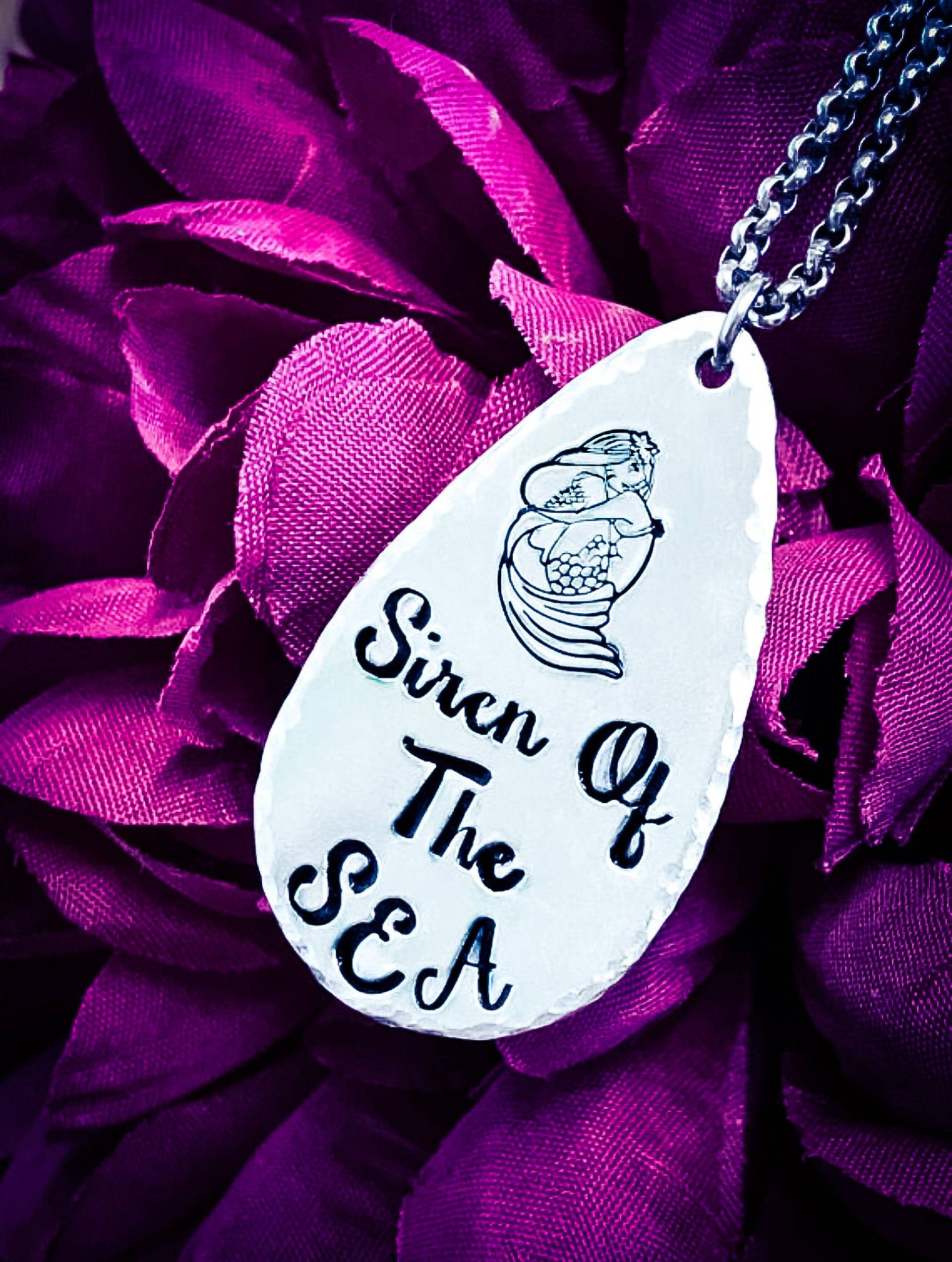 Sirene Der Meer Halskette Handgestempelter Meerjungfrau Anhänger, Edelstahlkette Sirene Der Meer Halskette Handgestempelter Meerjungfrau Anhänger, Edelstahlkette von BlossomWitchUK