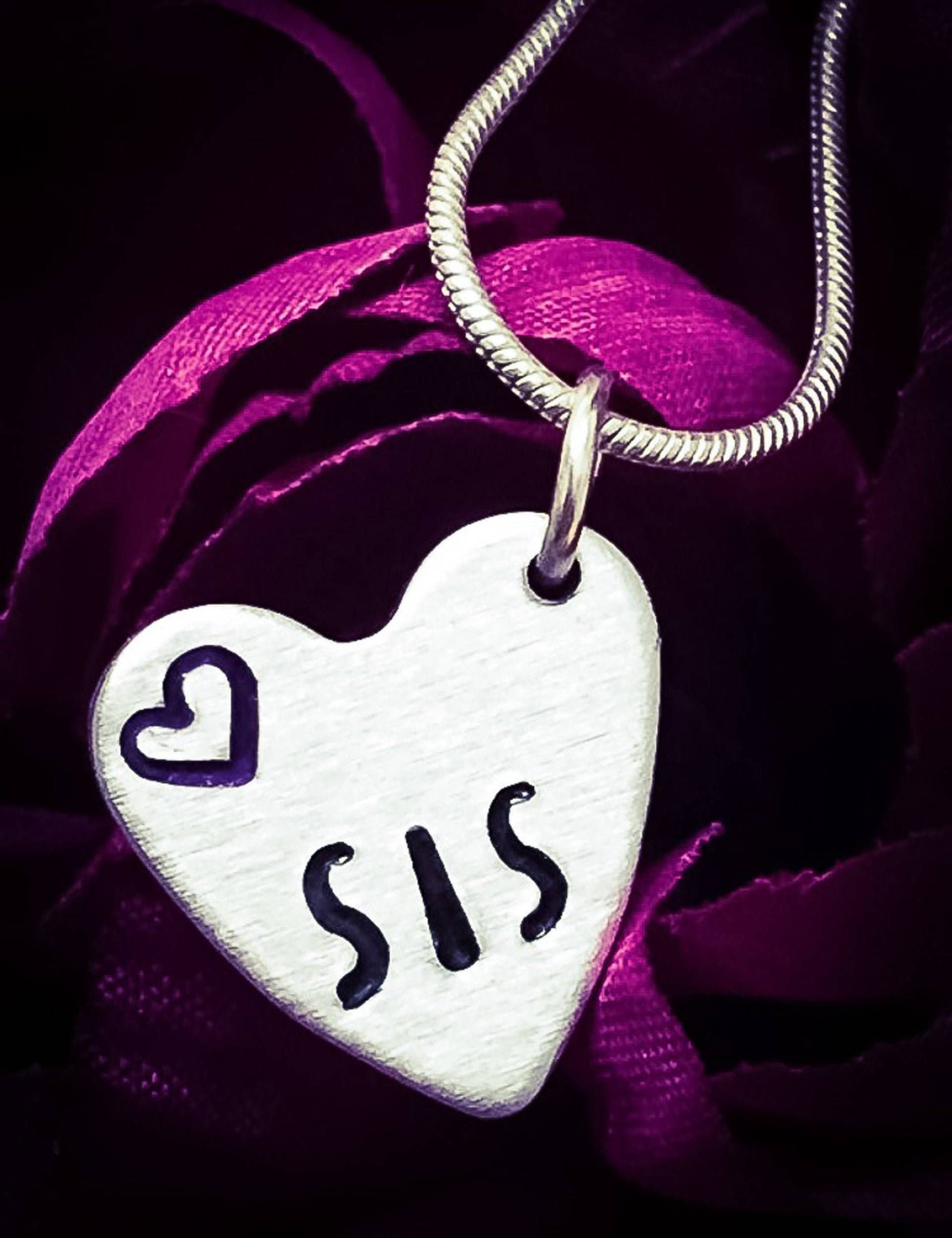 "Handgestempelte "Sis" Herz-Halskette Schwesterschmuck Geschenk." "Handgestempelte "Sis" Herz-Halskette Schwesterschmuck Geschenk." von BlossomWitchUK