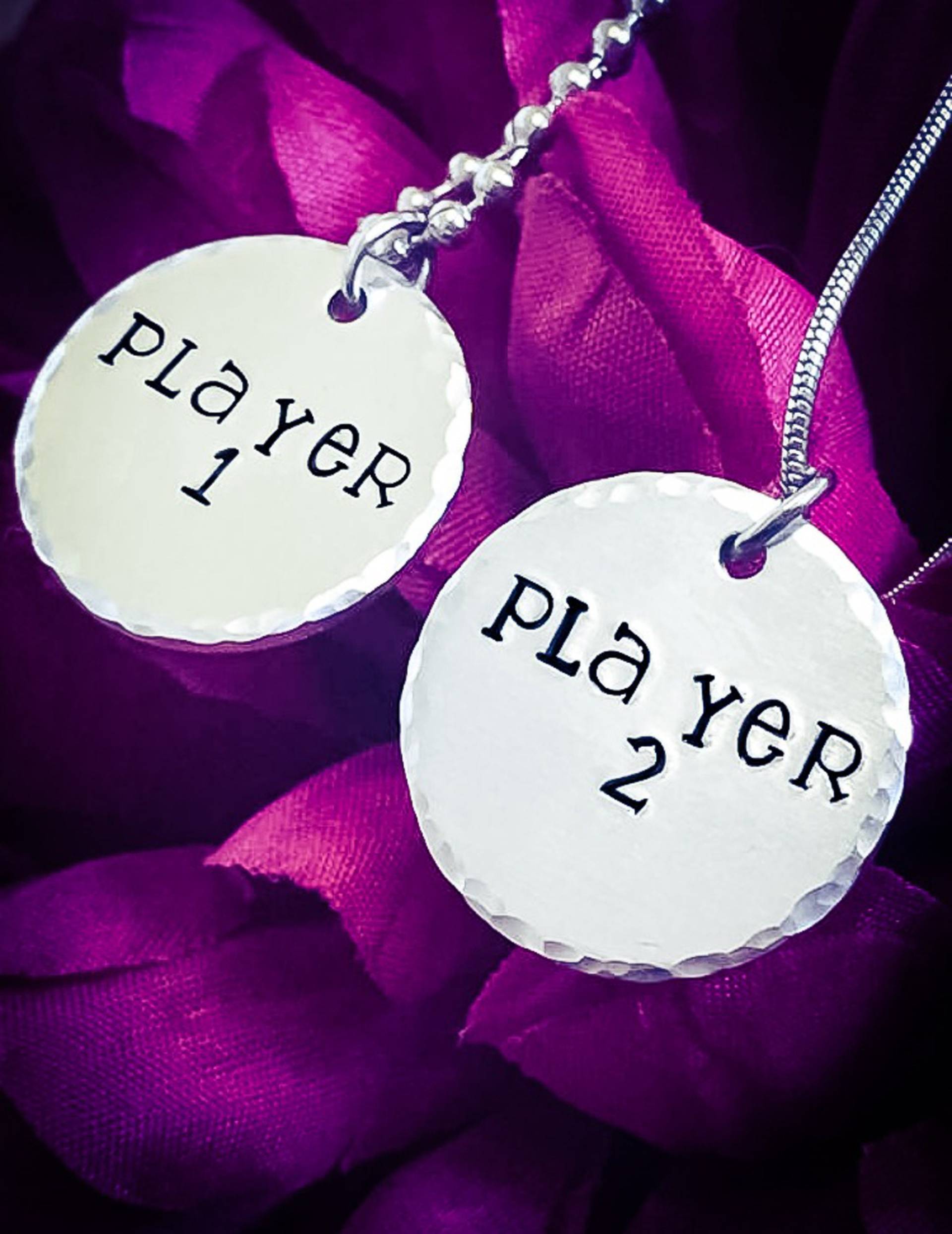 Spieler 1 & 2 Hand Gestempelt Gamer Halsketten-Set Edelstahl Spieler 1 & 2 Hand Gestempelt Gamer Halsketten-Set Edelstahl von BlossomWitchUK