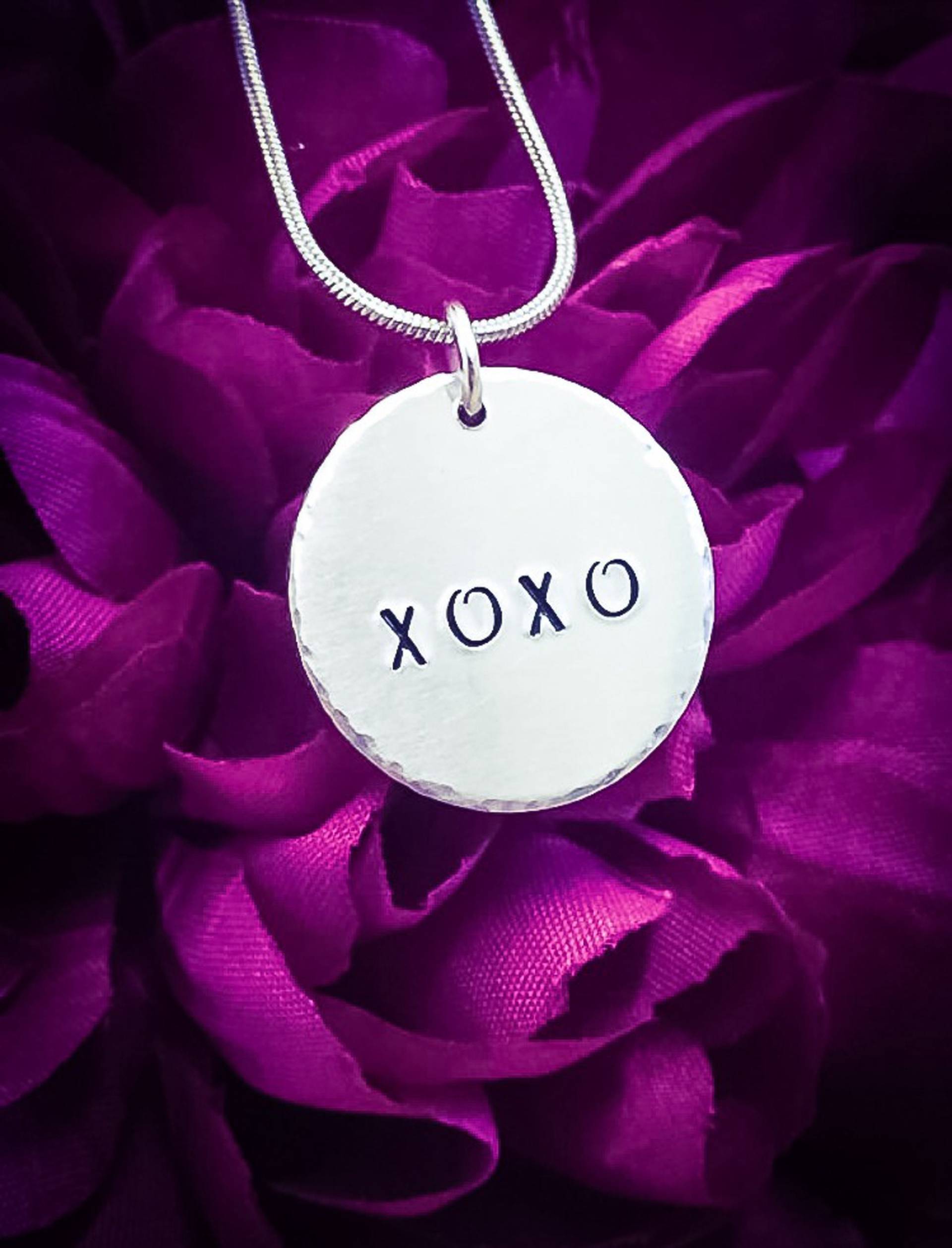 Handgestempelte Xoxo-Halskette Aluminiumanhänger, Edelstahlkette Handgestempelte Xoxo-Halskette Aluminiumanhänger, Edelstahlkette von BlossomWitchUK