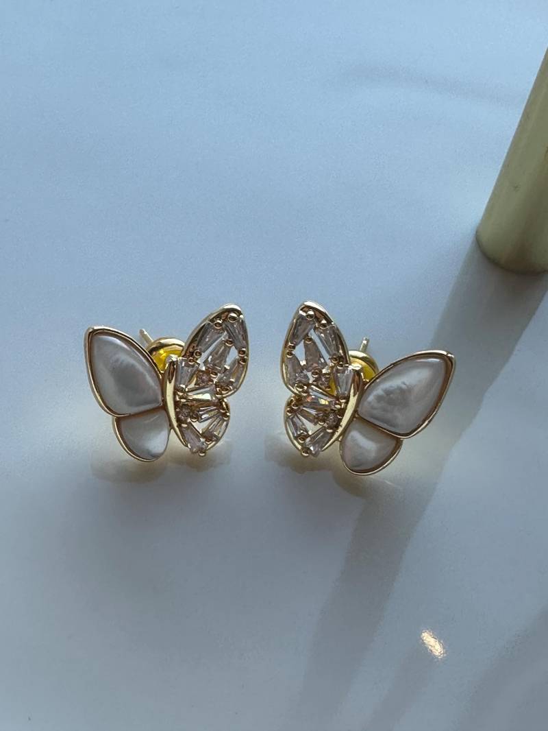 Elegante Schmetterling Ohrringe Mit Perlmutt Und Kristallen von BlossombyAlma