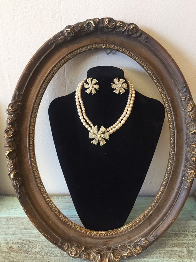 1920Er 1930Er Miriam Haskell Unsigniertes Kunstglas Barock Perle Strass Windrad Blume Halskette Und Ohrring Set Demi Parure von BlossomsAntiques