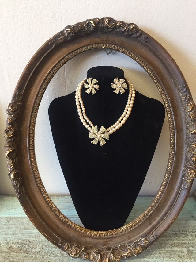 1920Er 1930Er Miriam Haskell Unsigniertes Kunstglas Barock Perle Strass Windrad Blume Halskette Und Ohrring Set Demi Parure 1920Er 1930Er Miriam Haskell Unsigniertes Kunstglas Barock Perle Strass Windrad Blume Halskette Und Ohrring Set Demi Parure von BlossomsAntiques