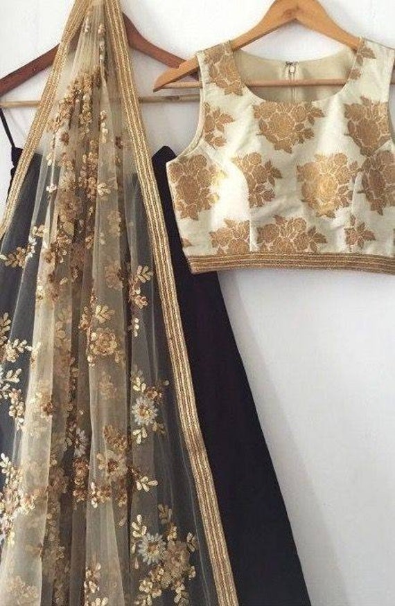 Schwarze Seide Lehenga, Weiße Brokatbluse, Hochzeit Brautjungfern Crop Top Rock, Customize Women Lehenga, Ready-Made von BlouseMart