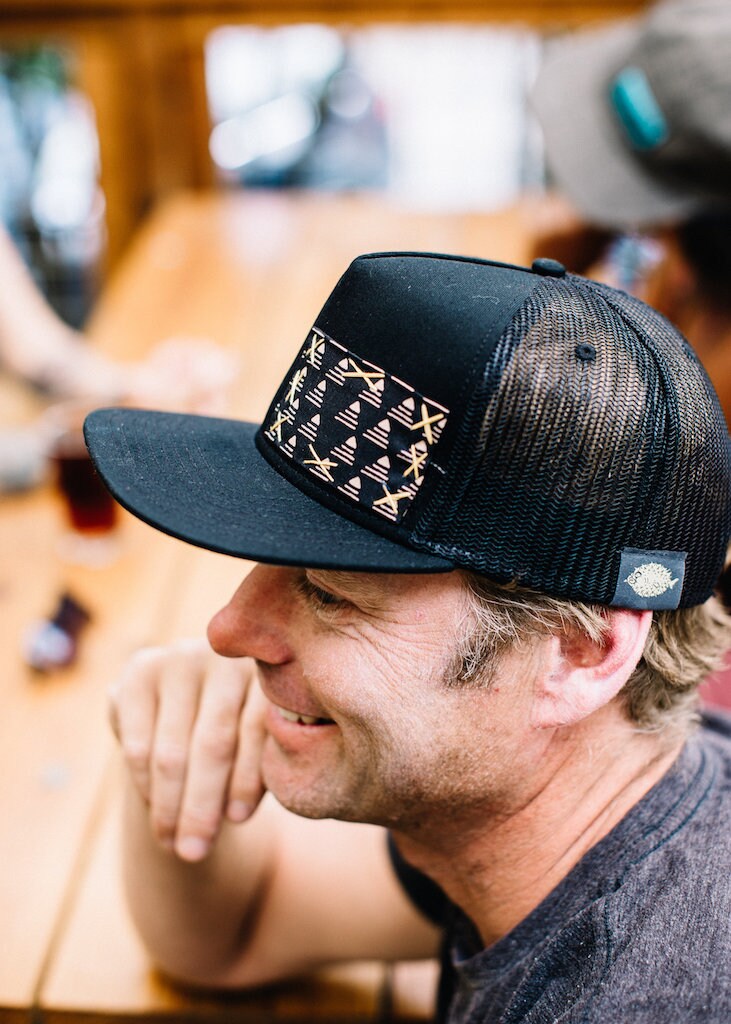 Anthrazit Mesh Snapback Gepatchte Flache Krempe Mixed Designs Blowfish von Blowfishdesignshats