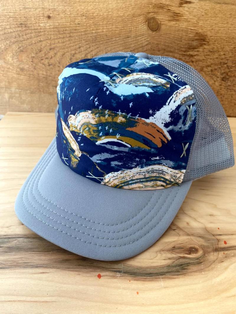 Gaia Abstrakte Landschaft Große Und Mittlere Erwachsene Trucker Hat Blowfish Designs von Blowfishdesignshats