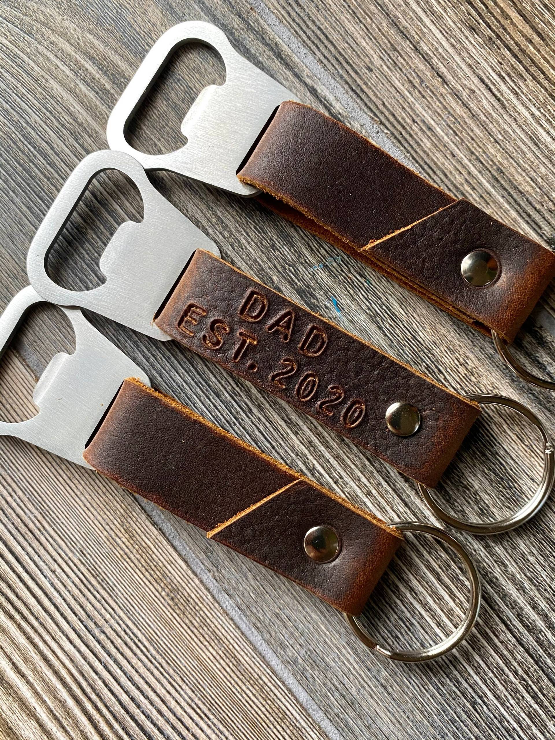 Vatertagsgeschenk Leder Flaschenöffner Schlüsselbund # 1 Papa, Dunkelbraunes Bier Schlüsselanhänger Geschenk Für Ihn Papa Opa Vatertagsgeschenk Leder Flaschenöffner Schlüsselbund # 1 Papa, Dunkelbraunes Bier Schlüsselanhänger Geschenk Für Ihn Papa Opa von BluMountainCo