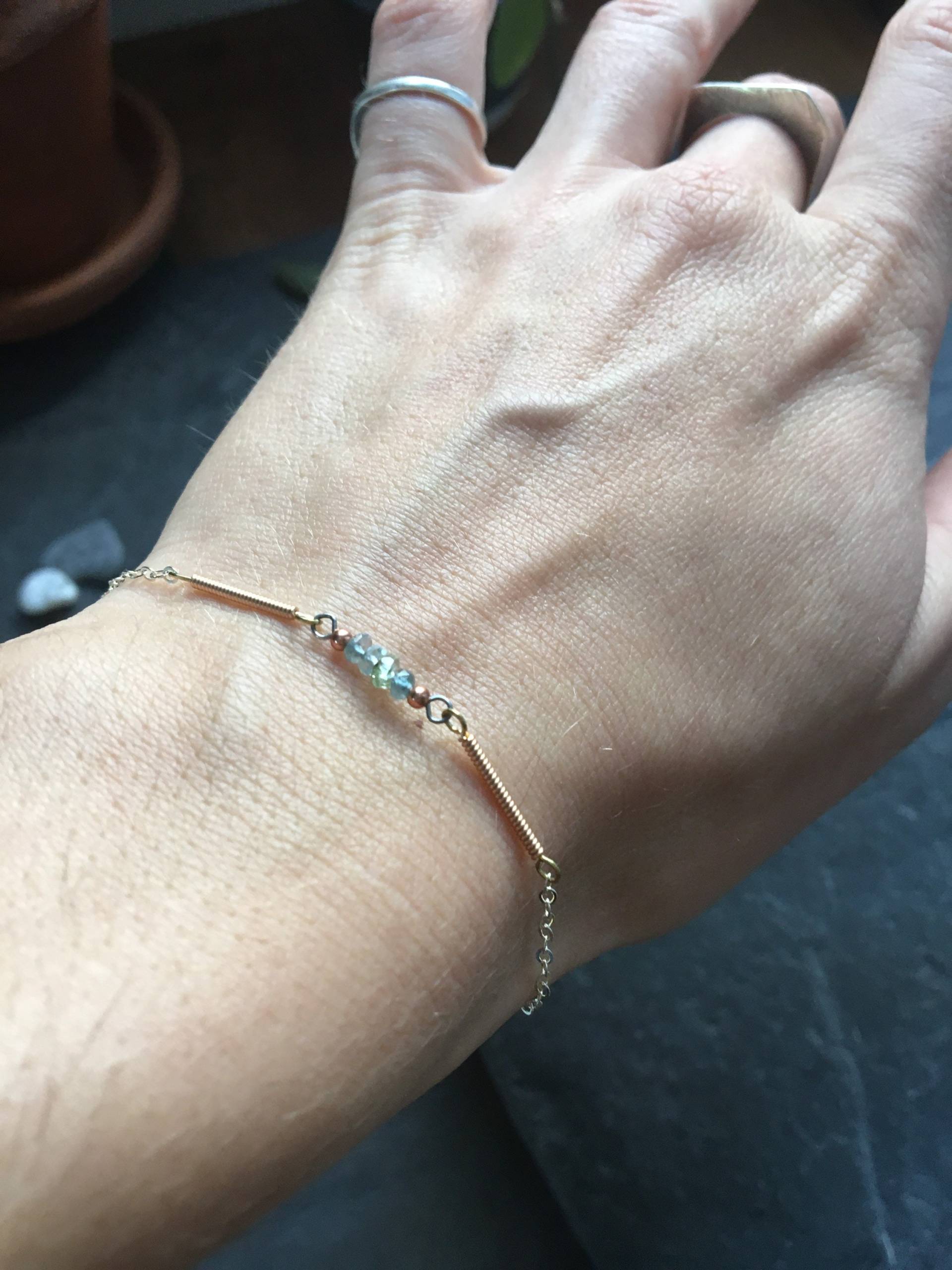 Gitarre String Armband. Anpassen Sterling Silber Oder Gold-Gefüllt. Halb Edelsteine. Jeden Tag, Zierliche Gitarre String Armband. Anpassen Sterling Silber Oder Gold-Gefüllt. Halb Edelsteine. Jeden Tag, Zierliche von BluceDesigns