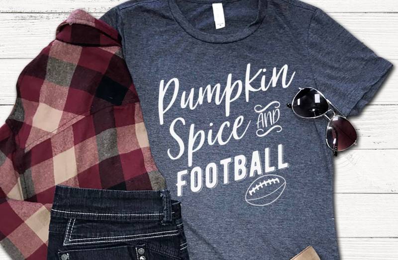 Kürbis-Gewürz Und Fußball-T-Shirt, Kürbis Würzen Alles Shirt, Spice Spruch T Herbst Fallen Sprüche Kürbis-Gewürz Und Fußball-T-Shirt, Kürbis Würzen Alles Shirt, Spice Spruch T Herbst Fallen Sprüche von BlueAcreThreads