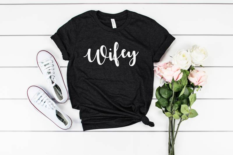 Skript-Wifey T-Shirt, Fancy Schriftzug Frau Hemd, Beschäftigt Nur, Shirt, Wifey Mann Shirts, Ehepaar Geschenke Hochzeit von BlueAcreThreads