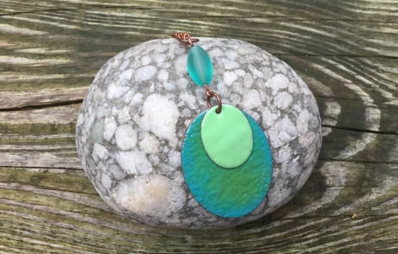 Fackel Emailliertem Kupfer Doppel-Oval-Drop Anhänger in Blaugrün Und Celdon von BlueBatDesigns