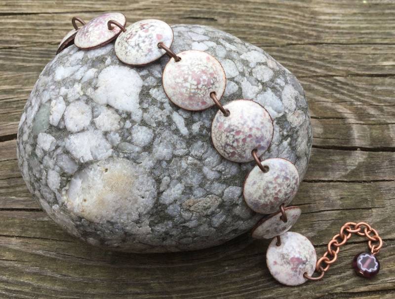 Grau Und Lila "Tintenfisch" Fackel-Emaillierte Recycelt Halfpenny Münze Armband von BlueBatDesigns