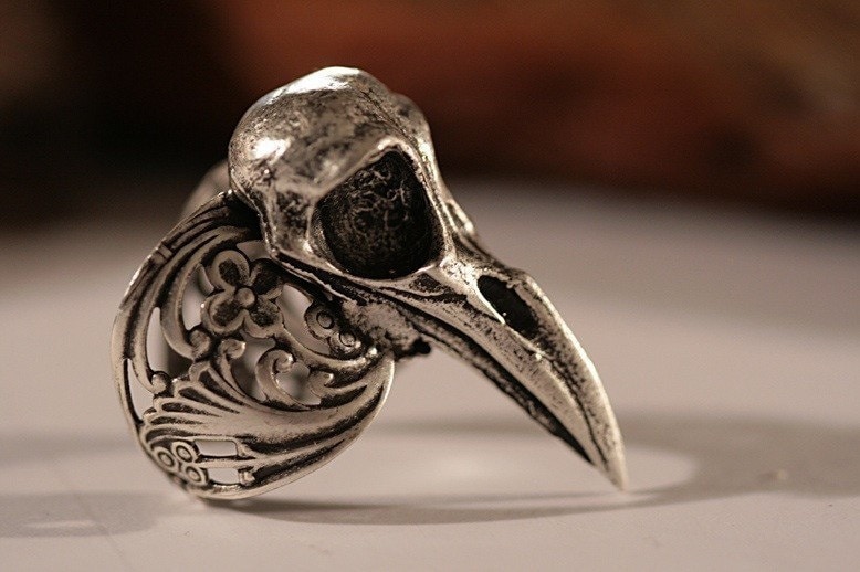 Antiker Silberner Raben-Totenkopf-Ring Jugendstil-Verstellbares Band Antiker Silberner Raben-Totenkopf-Ring Jugendstil-Verstellbares Band von BlueBayerDesignNYC