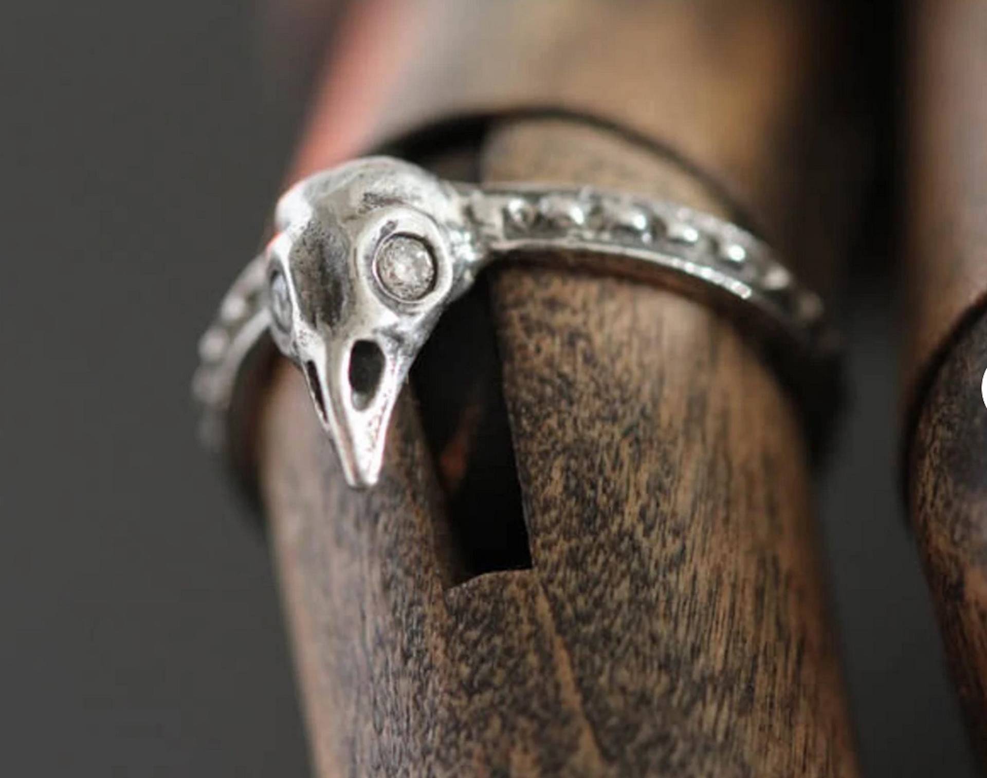 Diamond Eyed Bird Skull Ring Sterling Silber Schmuck, Blau Bayer Design Diamond Eyed Bird Skull Ring Sterling Silber Schmuck, Blau Bayer Design von BlueBayerDesignNYC