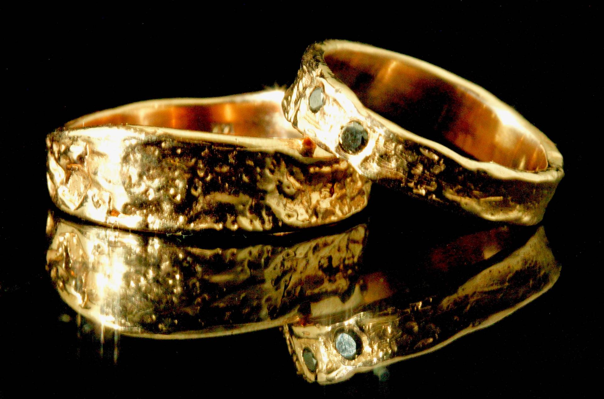Goldhochzeitsring Set Baumrindenringe Mit Schwarzem Diamant Goldhochzeitsring Set Baumrindenringe Mit Schwarzem Diamant von BlueBayerDesignNYC