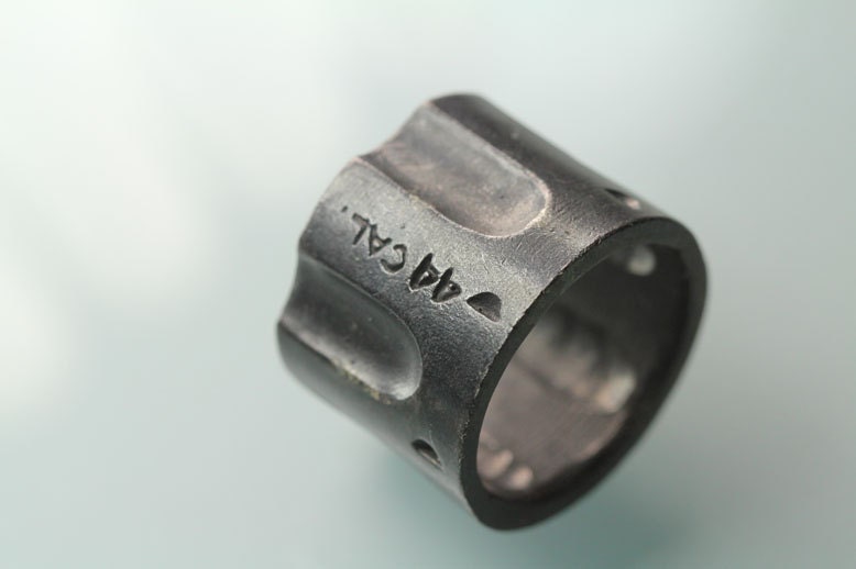 Pistolenring, 44 Cal Zylinderring, Waffenring, Waffenschmuck, Aus Schwarzem Sterlingsilber Made in Nyc Blue Bayer Design Pistolenring, 44 Cal Zylinderring, Waffenring, Waffenschmuck, Aus Schwarzem Sterlingsilber Made in Nyc Blue Bayer Design von BlueBayerDesignNYC