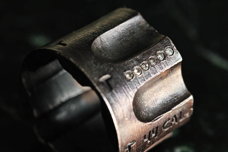 Schwarzer Sterlingsilber-Pistolenring Kaliber .44, Diamantakzent Schwarzer Sterlingsilber-Pistolenring Kaliber .44, Diamantakzent von BlueBayerDesignNYC