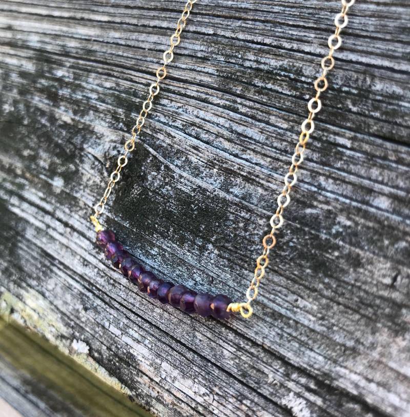 Facettierte Amethyste Auf Gold Filled Oder Sterling Silber/Februar Geburtsstein Halskette Bar von BlueBeckett