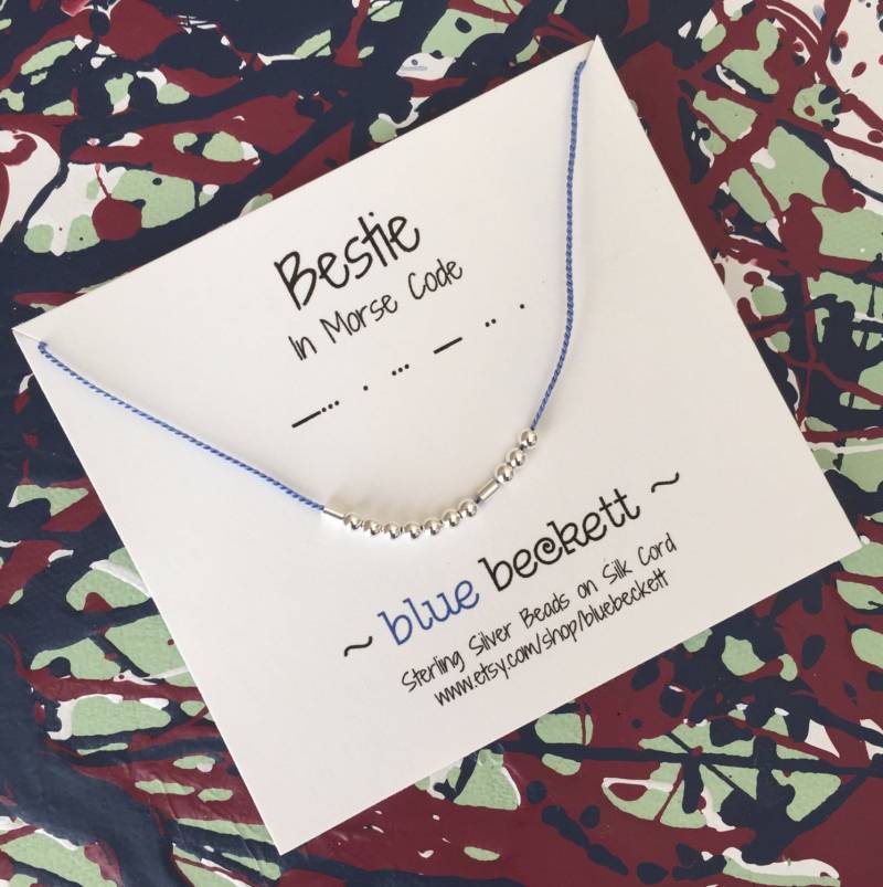 Morse-Code "Bestie' Halskette - Sterlingsilber Perlen Auf Seidenkordel Personalisieren Sie Mit Ihrem Lieblingswort/Namen & Kordelfarbe von BlueBeckett