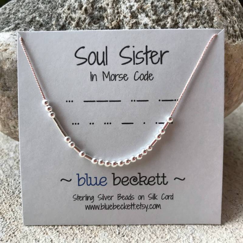 "Morse Code "Soul Sister" Halskette/sterling Silber Perlen Auf Seidenkordel Ihre Wahl Der Kordelfarbe ." von BlueBeckett