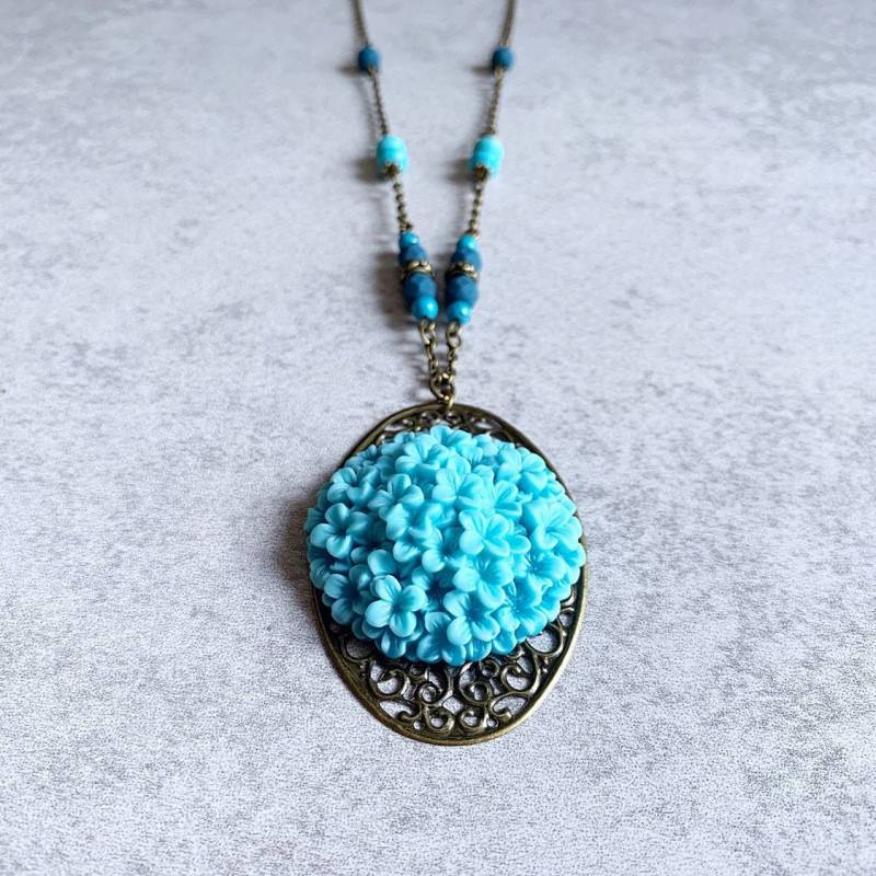 Blue Hydrangea Perlen Halskette-Antike Bronze Filigree Oval Pendant, Resin Flower Cabochon, Matte Navy Beads, Turquoise Perlen, Boho von BlueButtonBoho