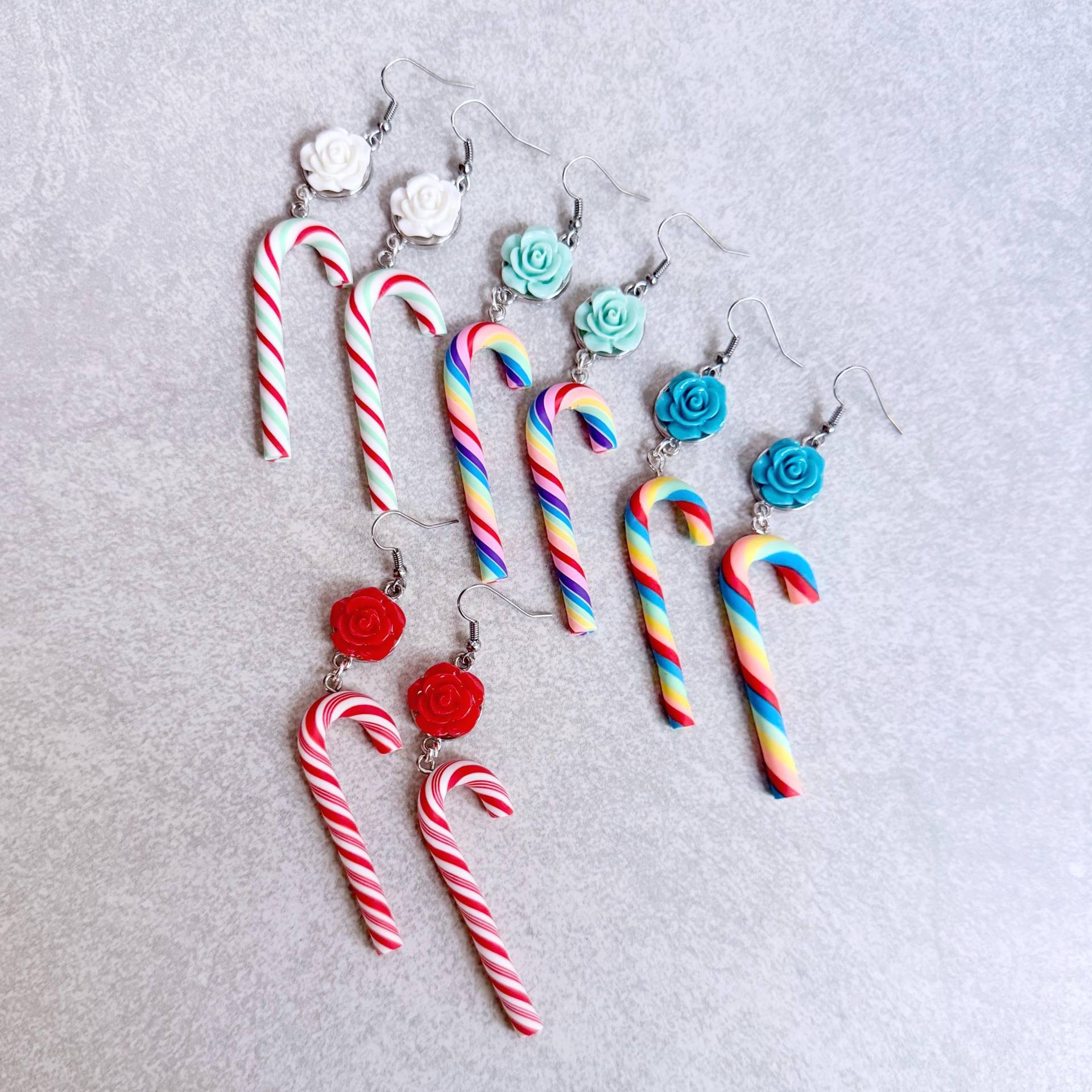 Bunte Zuckerstange Ohrringe - Ton Charms, Streifen, Regenbogen, Mehrfarbig, Weihnachtsschmuck, Urlaubszubehör, Funky, Rosen, Floral von BlueButtonBoho