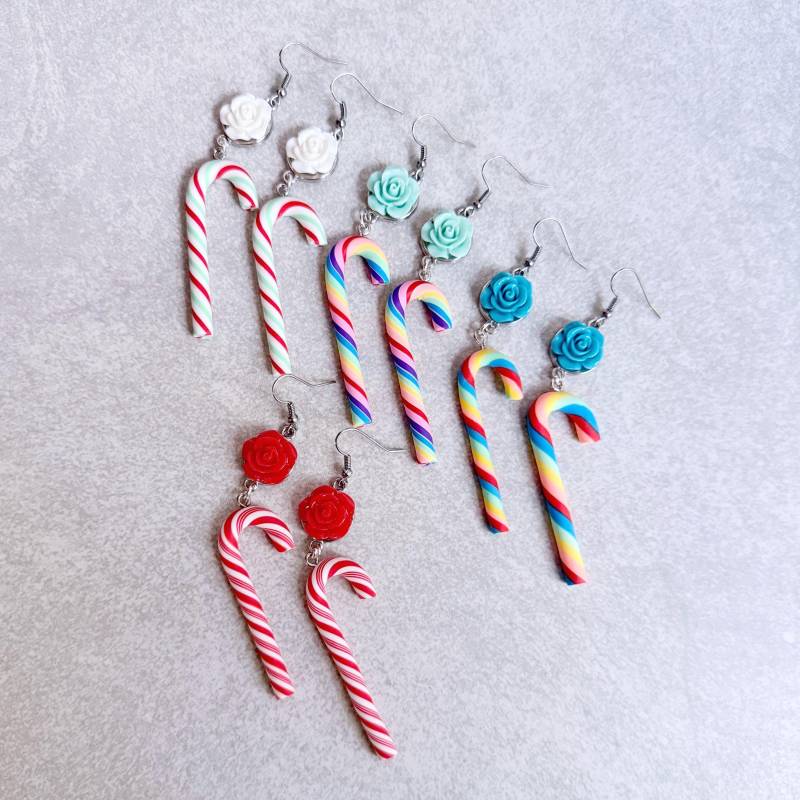 Bunte Zuckerstange Ohrringe - Ton Charms, Streifen, Regenbogen, Mehrfarbig, Weihnachtsschmuck, Urlaubszubehör, Funky, Rosen, Floral von BlueButtonBoho