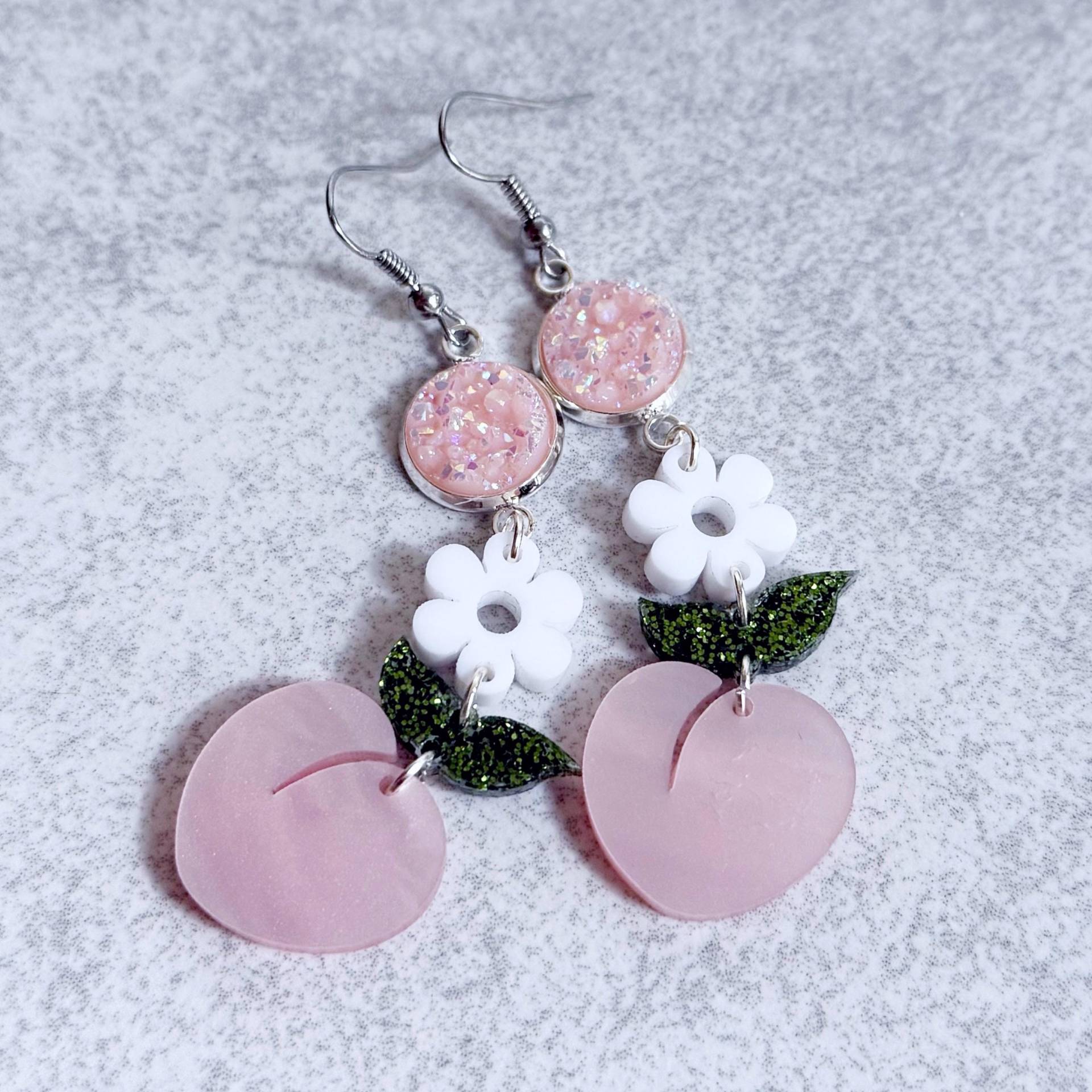 Funkelnde Pfirsich Druzy Ohrringe - Blush Pink Acryl Anhänger, Pfirsiche, Irisierende Cabochons, Glitzernd, Kawaii, Fruchtig, Glitzer Blätter von BlueButtonBoho