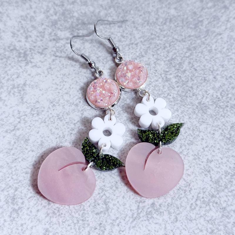 Funkelnde Pfirsich Druzy Ohrringe - Blush Pink Acryl Anhänger, Pfirsiche, Irisierende Cabochons, Glitzernd, Kawaii, Fruchtig, Glitzer Blätter von BlueButtonBoho