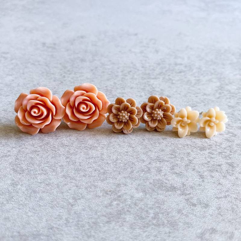 Hübsche Pfirsich-Ohrstecker, 3Er-Set - Korallenrosa Rosen, Mauverosa Pfingstrosen, Pastellfarbene Pfirsich-Lotusblumen, Rustikale Boho-Gartenparty von BlueButtonBoho