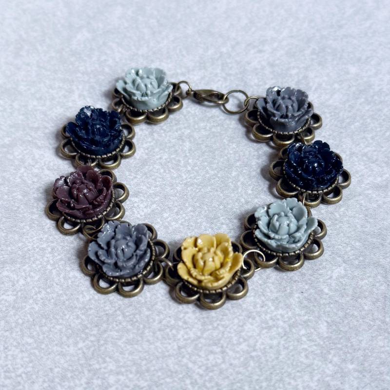 Pfingstrose Armband // Marine Blau Beton Grau Mokka Braun Chartreuse Gelb - Blumen, Bronze Verbinder, Boho, Brautjungfern Schmuck von BlueButtonBoho