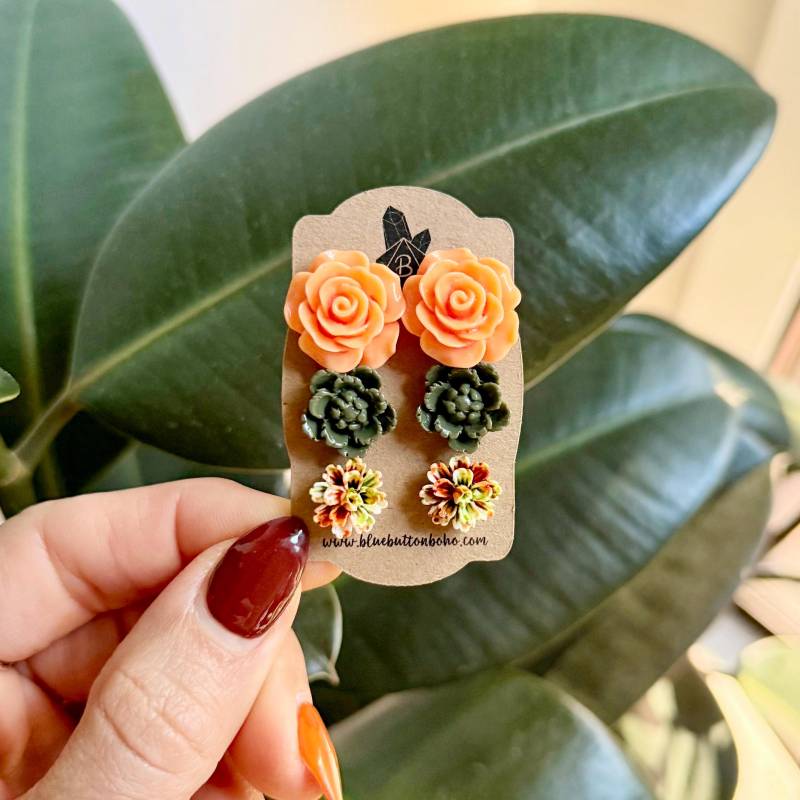 Saftige Orange Rosen Waldgrüne Pfingstrosen Tie-Dye-Blumen // Blumen Ohrstecker, 3Er-Set - Erdtöne, Herbst, Edelstahl-stecker von BlueButtonBoho