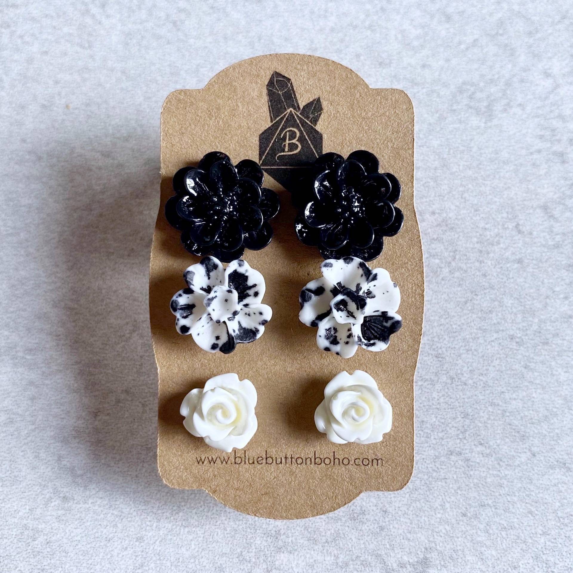 Schwarze Pfingstrosen Tie-Dye Blumen Weiße Rosen // Ohrstecker, 3Er Set - Garden Party, Edelstahl Stecker von BlueButtonBoho