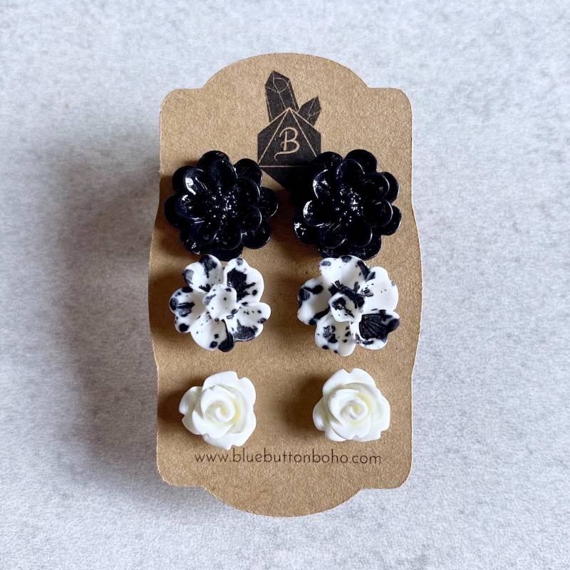 Schwarze Pfingstrosen Tie-Dye Blumen Weiße Rosen // Ohrstecker, 3Er Set - Garden Party, Edelstahl Stecker von BlueButtonBoho