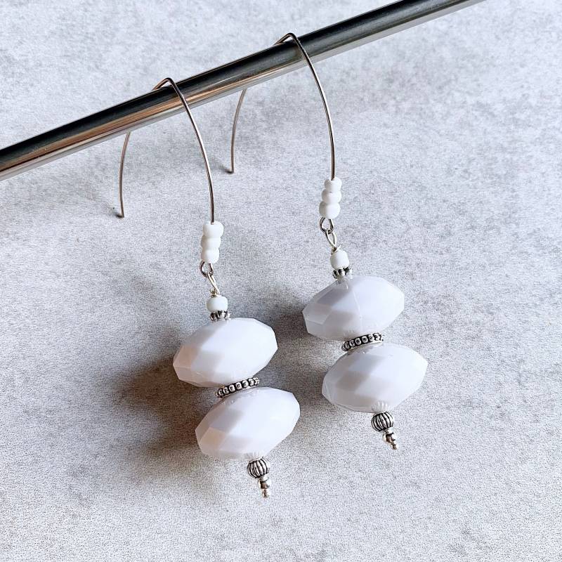 Weiße Doppel Ellipsoid Perlen Statement Ohrringe - Acryl Gumball Facettierte Charms, Silber V-Hook Ohrhaken, Boho Chic, Hochzeitsschmuck von BlueButtonBoho